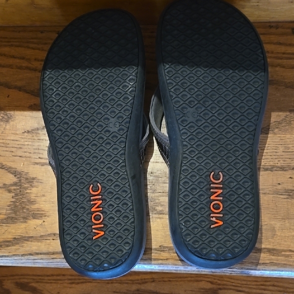 Brand New Vionic Stylish Gray Flip Flops - Picture 4 of 4